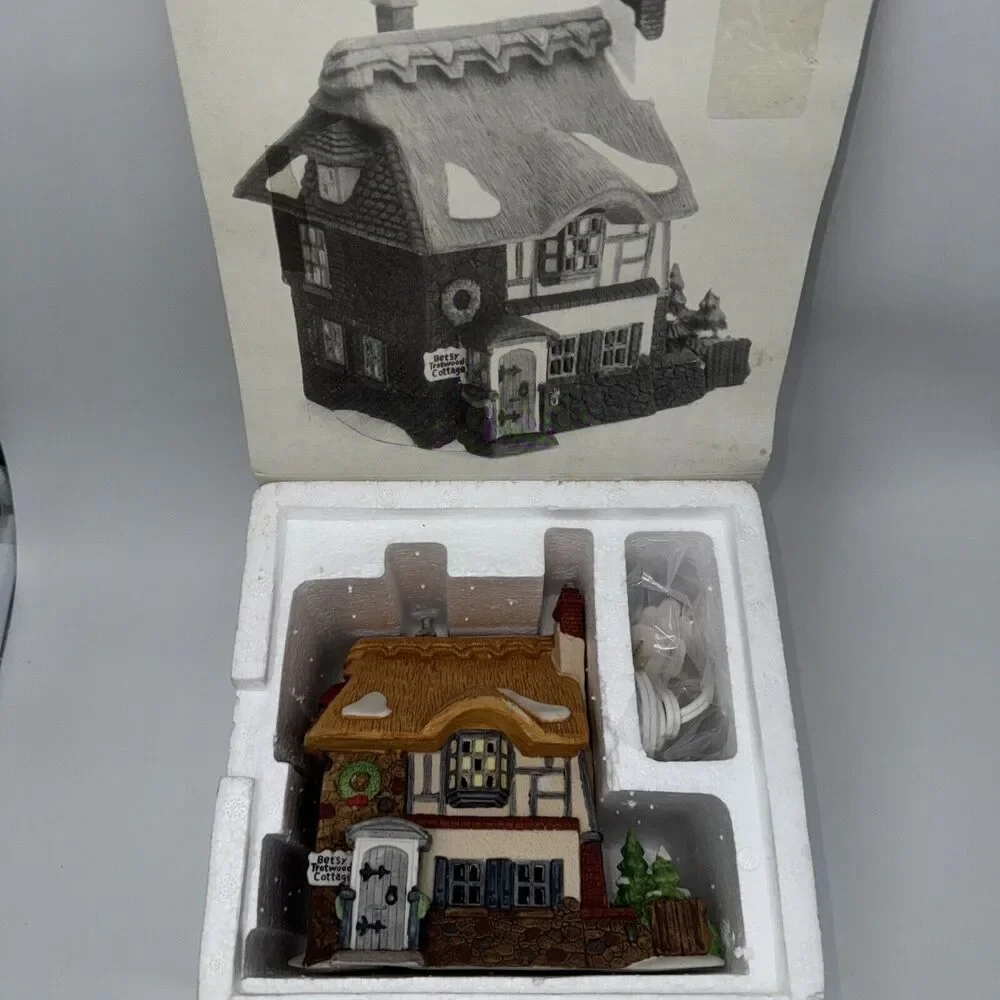 NEW Department 56 Dickens Village Copperfield Betsy Trotwood's Cottage 5550 Dept